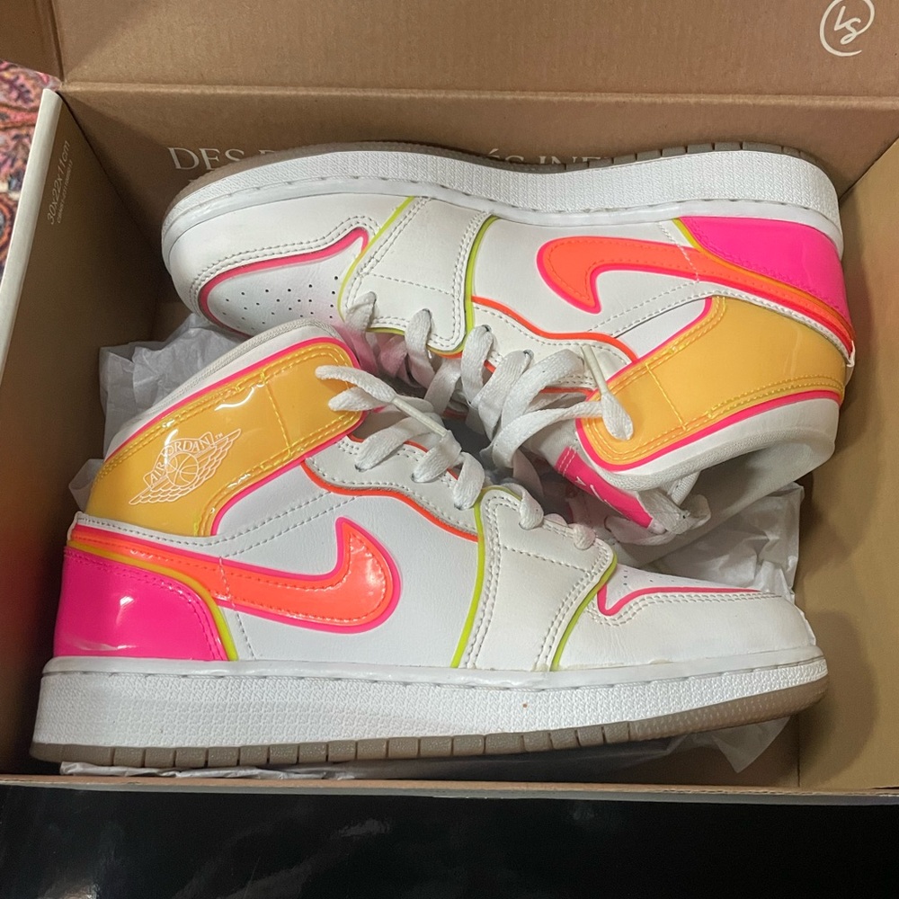Air Jordan 1 Mid SE GS 'Edge Glow'